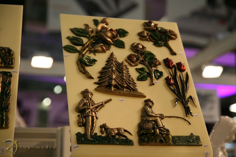 Бронзовые изделия на парижской похоронной выставке